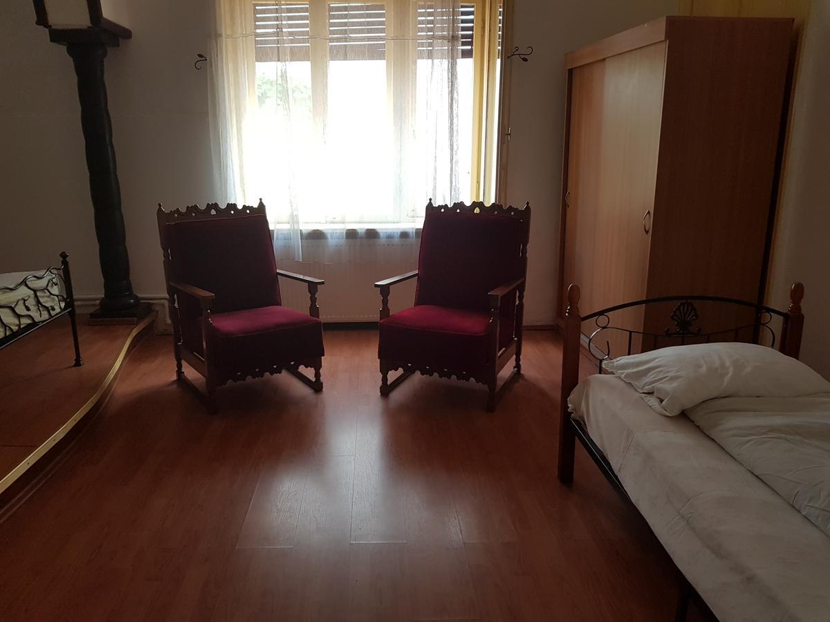 Casa Boiereasca Hostel Craiova Buitenkant foto