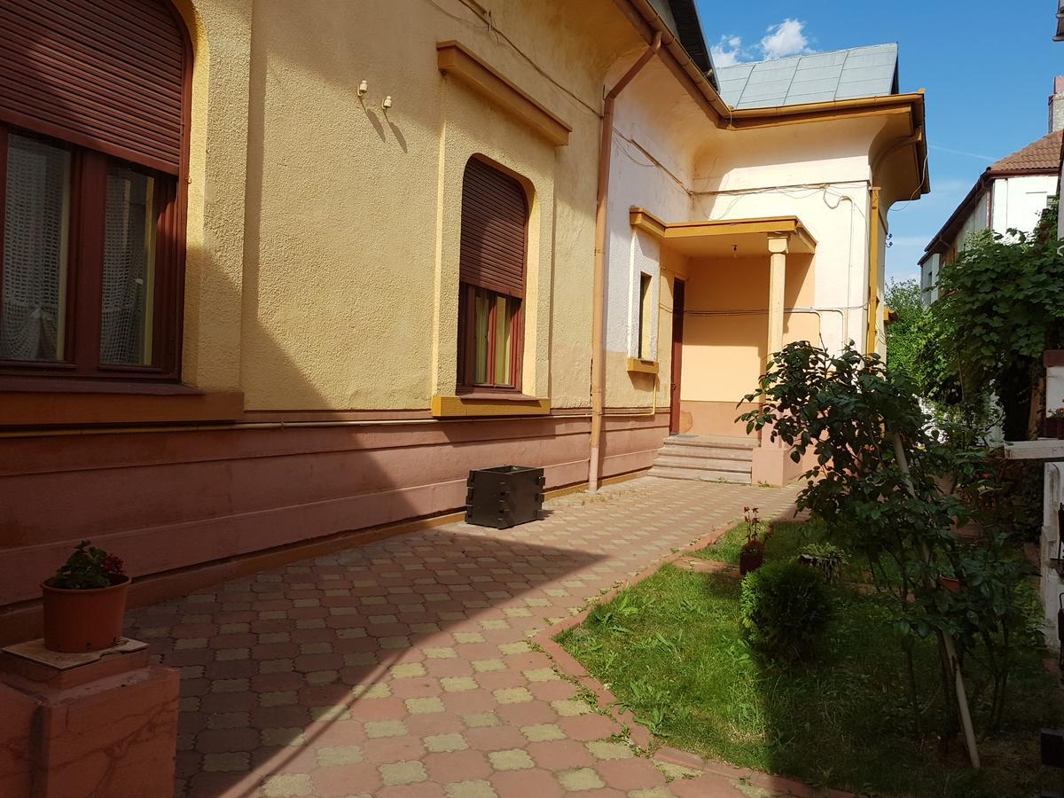 Casa Boiereasca Hostel Craiova Buitenkant foto