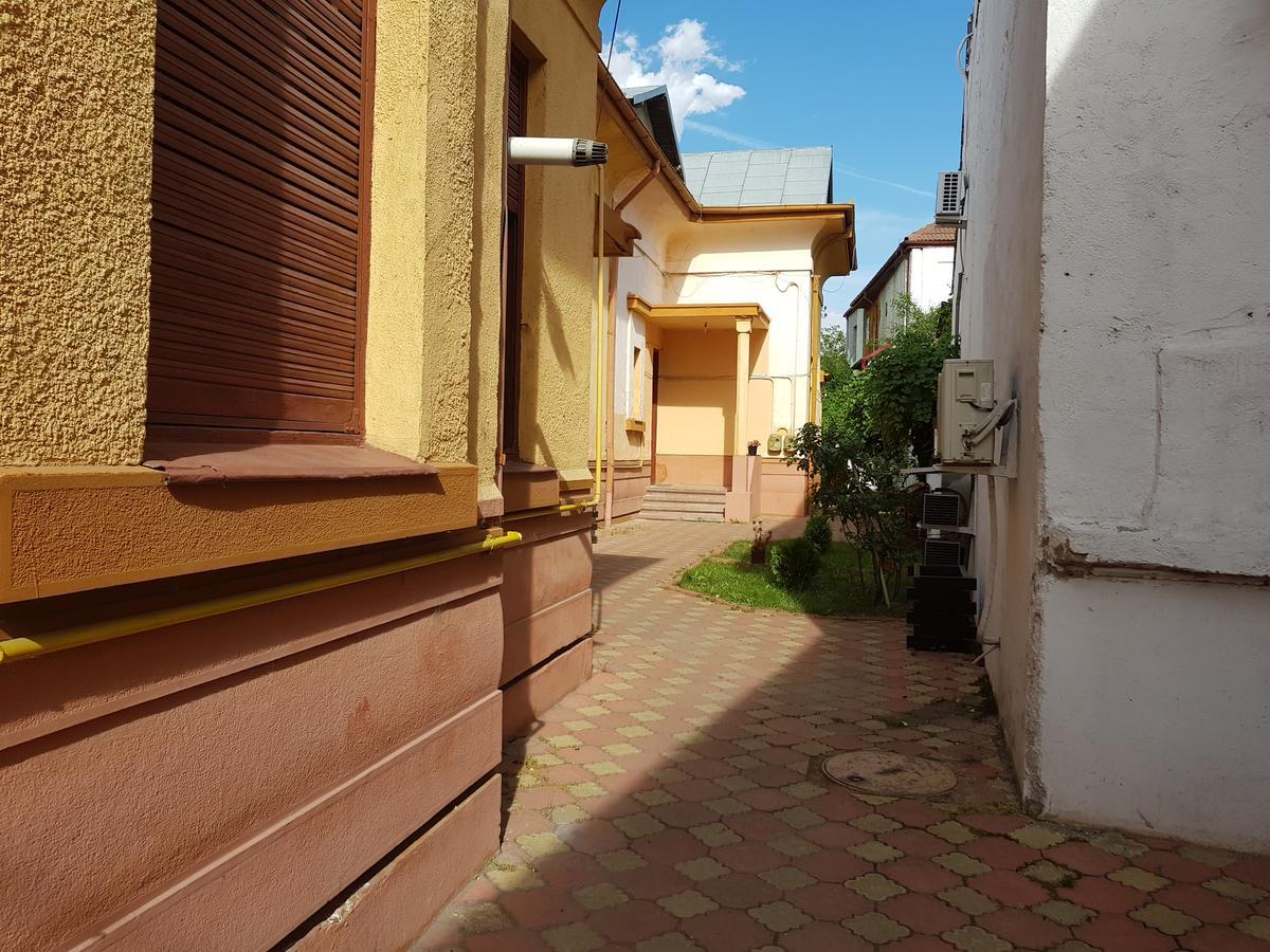 Casa Boiereasca Hostel Craiova Buitenkant foto