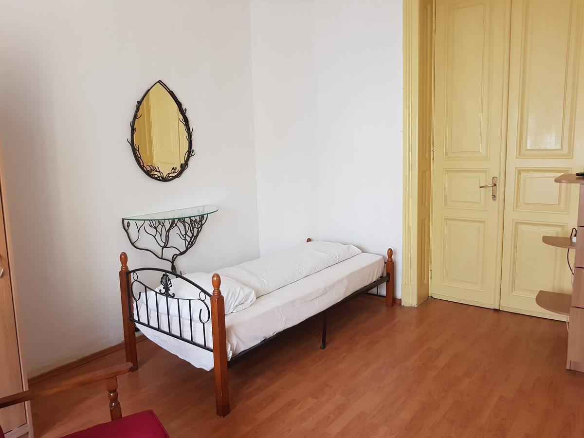 Casa Boiereasca Hostel Craiova Buitenkant foto