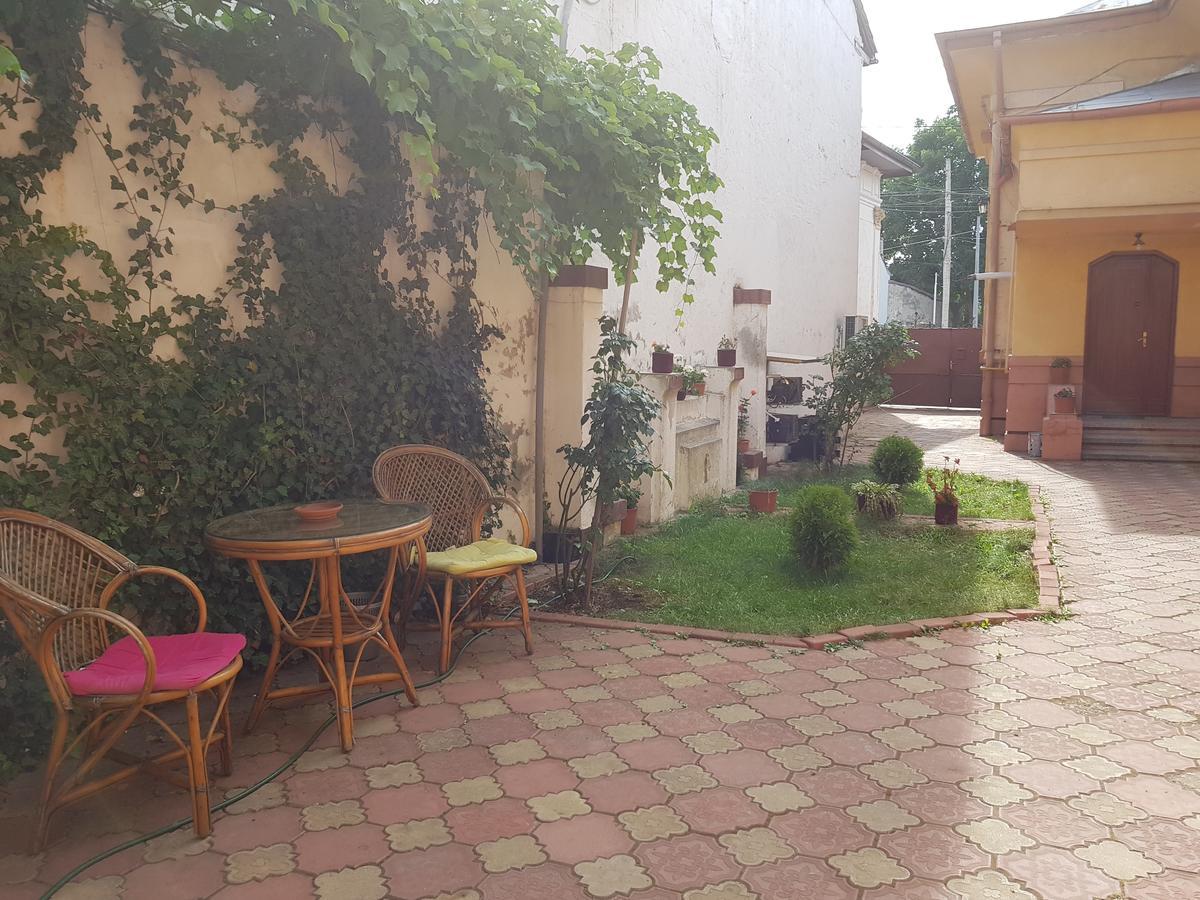Casa Boiereasca Hostel Craiova Buitenkant foto