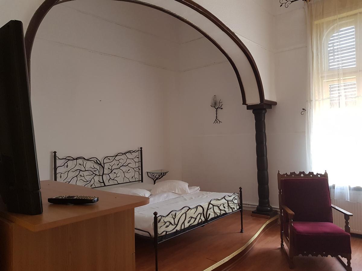 Casa Boiereasca Hostel Craiova Buitenkant foto