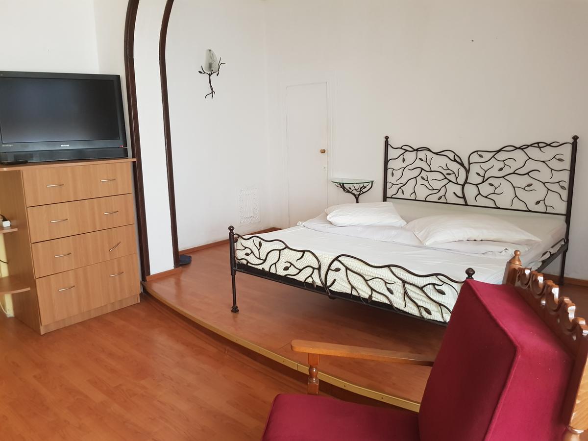 Casa Boiereasca Hostel Craiova Buitenkant foto