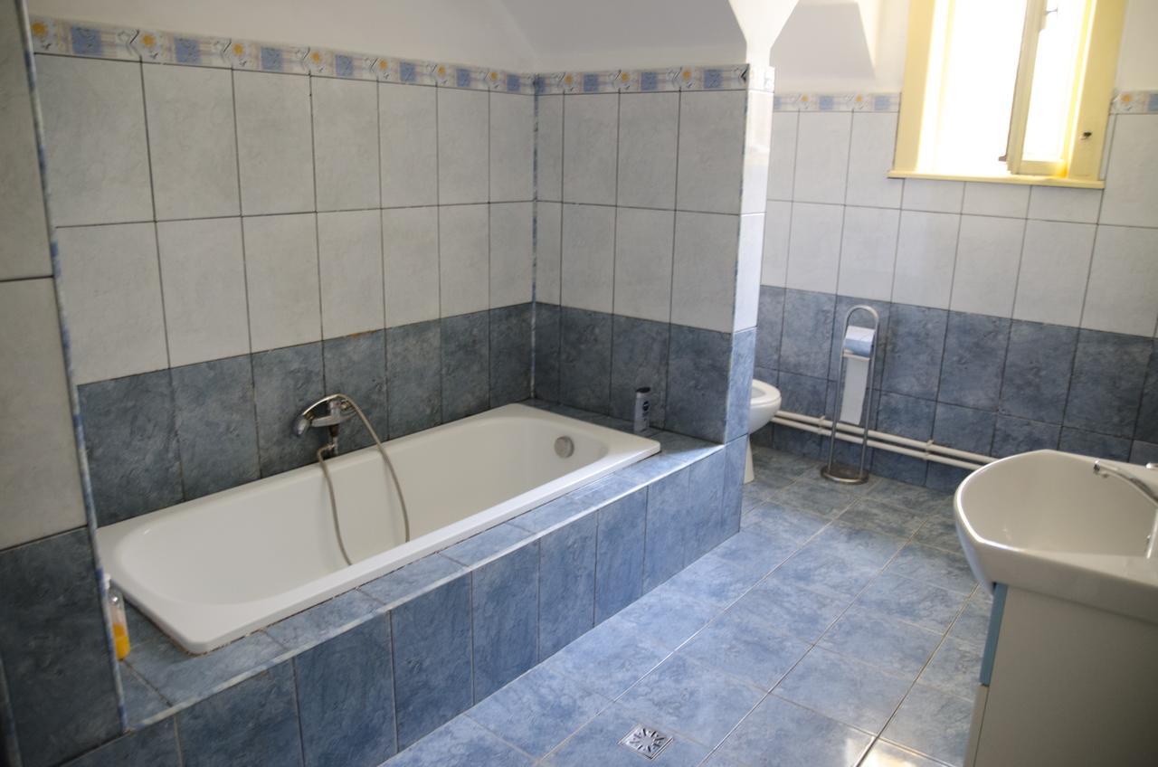 Casa Boiereasca Hostel Craiova Buitenkant foto
